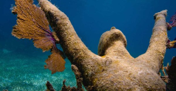 underwater sculpture jason decaires reclamation 600x310